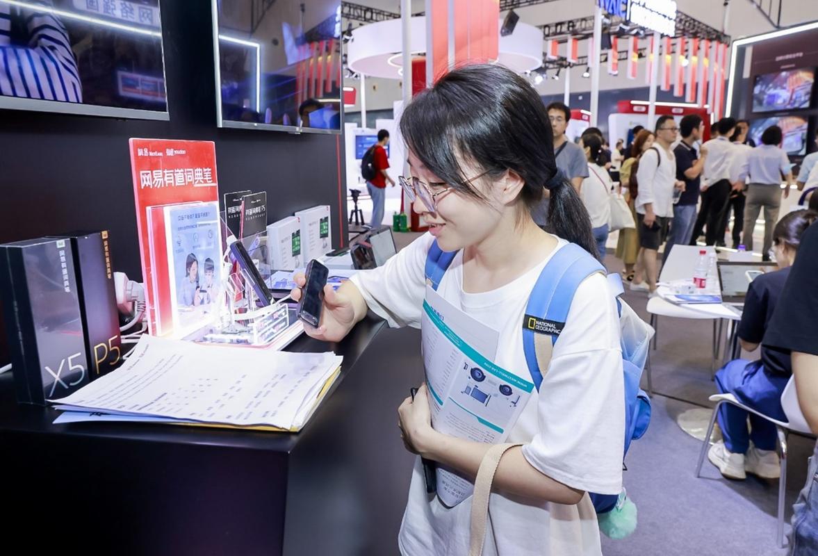 AI如何重塑学习？有道学习硬件在2023世界人工智能大会给出“未来样本”