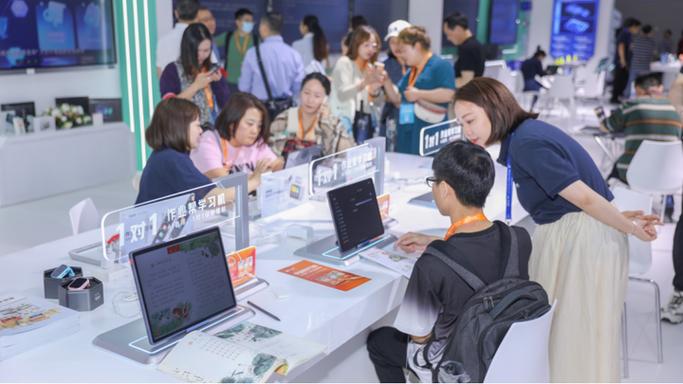 AI硬件赋能个性化学习 作业帮亮相中国教育装备展，开启智慧教育新篇章